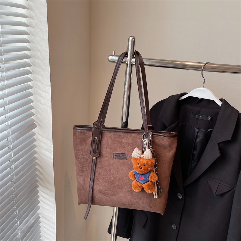 Winter new casual elegant large capacity shoulder bag, simple shopping commuting essential crossbody bag, student fashionable lightweight crossbody ba