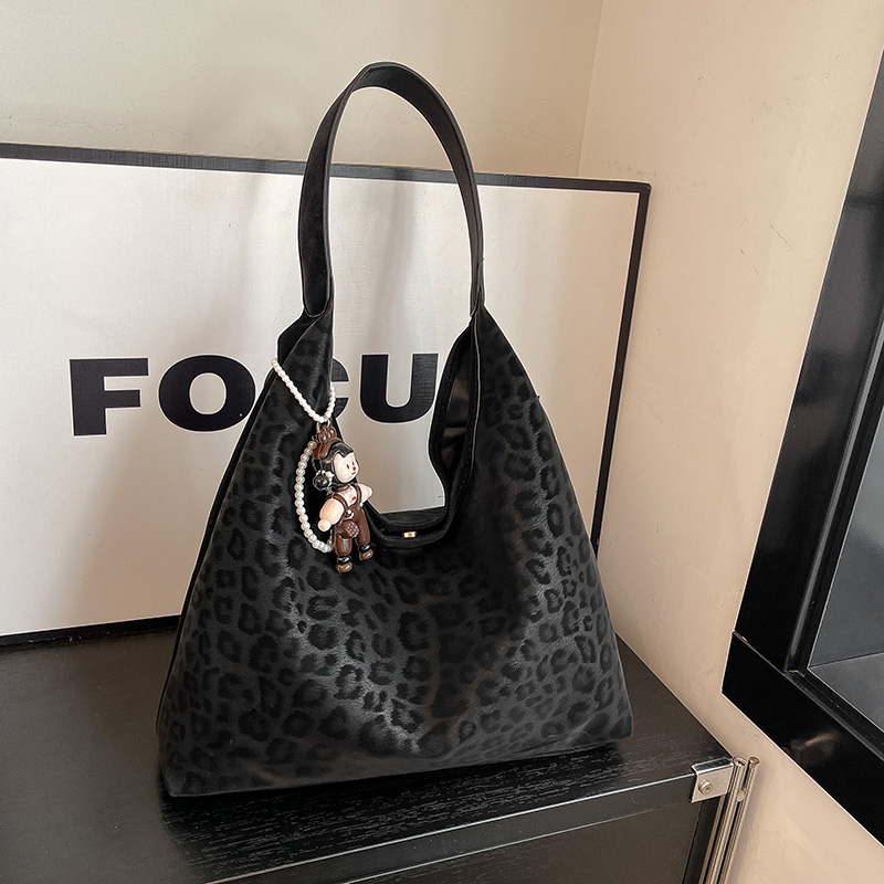 New ladies' elegant and casual large capacity shoulder bag, simple and high-end fashion shopping commuting crossbody bag, student lightweight cro