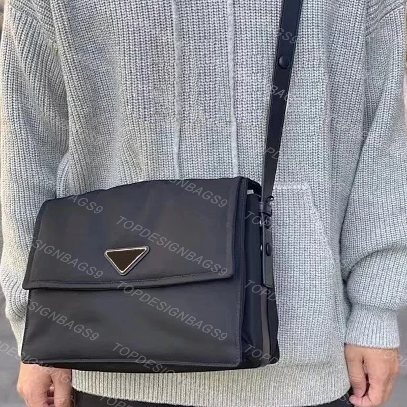 Mens Outdoor Designer Messenger Bags Re-Nylon Classic Vintage Crossbody Bags Gentleman Luxury Shoulder Bags