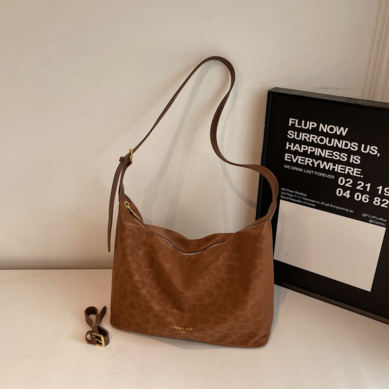 Casual, elegant, luxurious, large capacity fashionable shoulder bag for girls, simple shopping and commuting backpack, lightweight crossbody bag for s