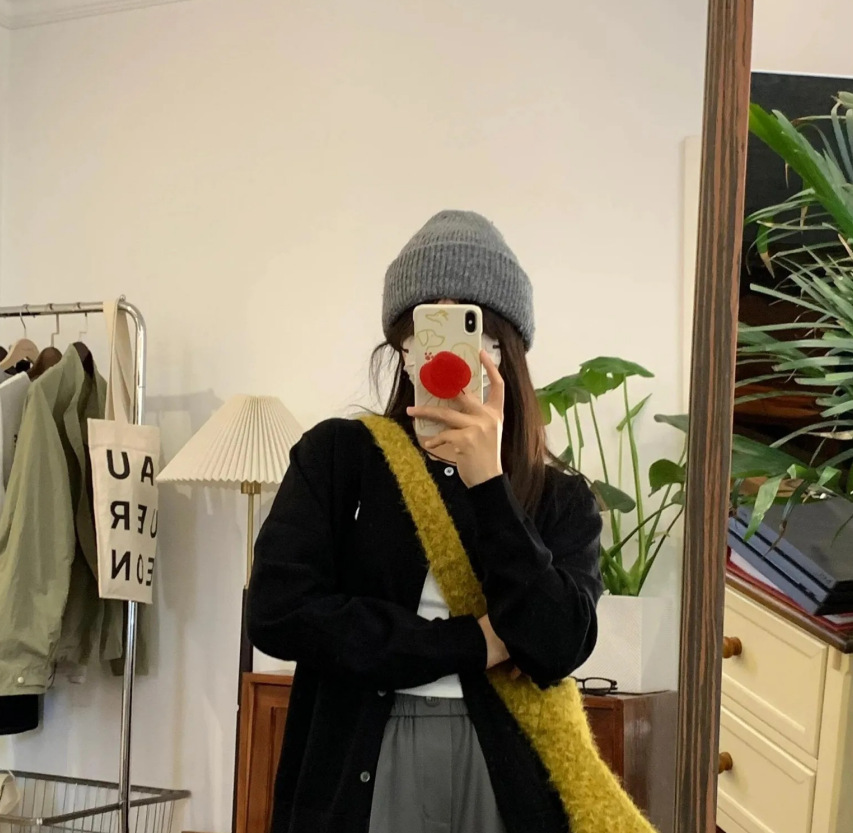 Autumn and Winter New Bucket Bag with Fluffy Design, Slant Body Wool Bag, Large Capacity, Simple Commuting, Bag Light Luxury Designer Bag