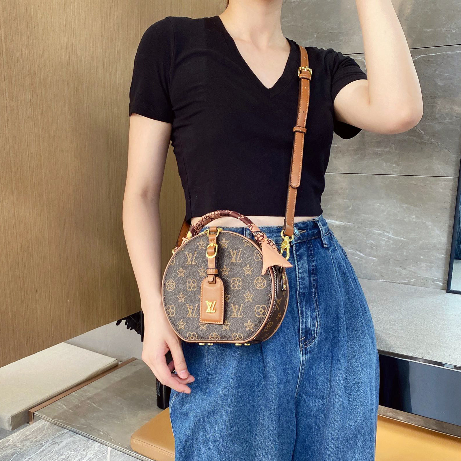 2025 new designer bag fashionable foreign style saddle bag presbyopia round cake bag shoulder crossbody small round bag women