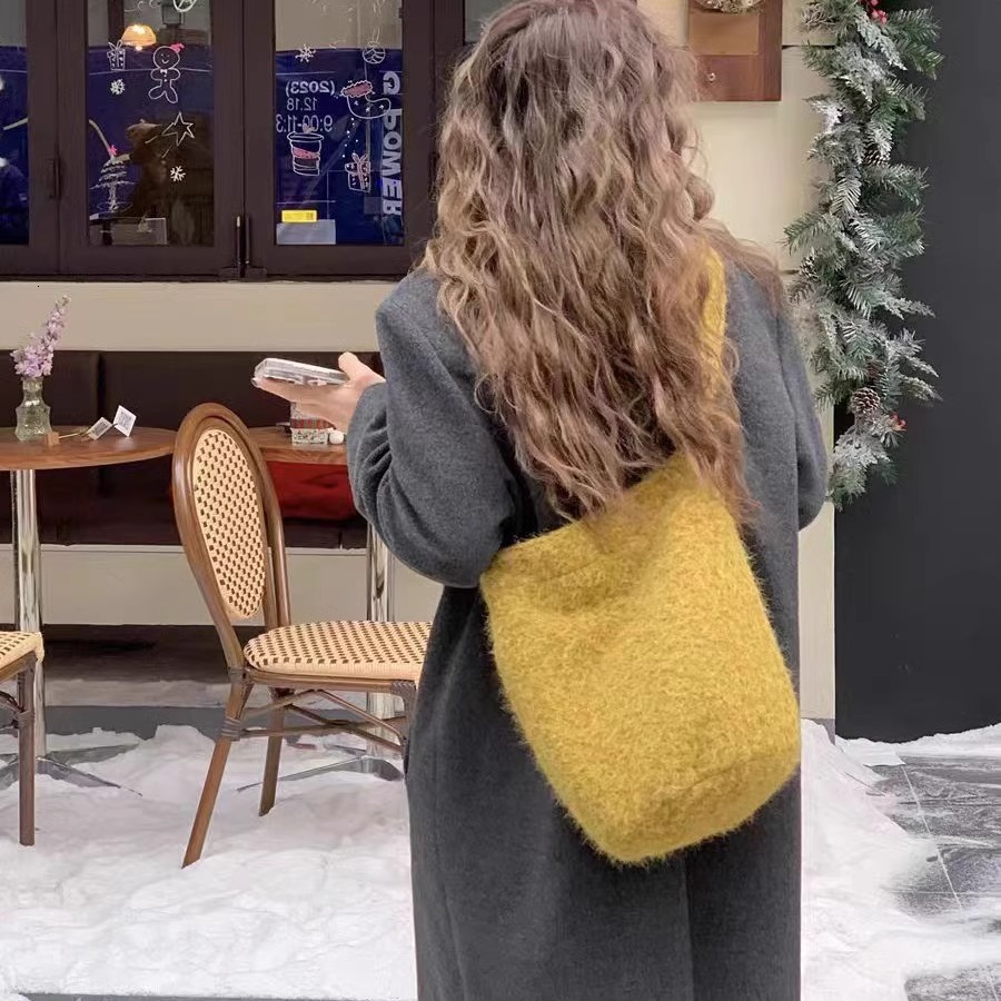 Autumn and Winter New Bucket Bag with Fluffy Design, Slant Body Wool Bag, Large Capacity, Simple Commuting, Bag Light Luxury Designer Bag