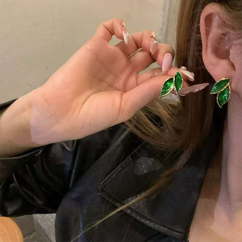 Korean Minimalist Fashion Leaf Niche Design High-end Light Earrings Forest Style Personality Versatile Ear Jewelry