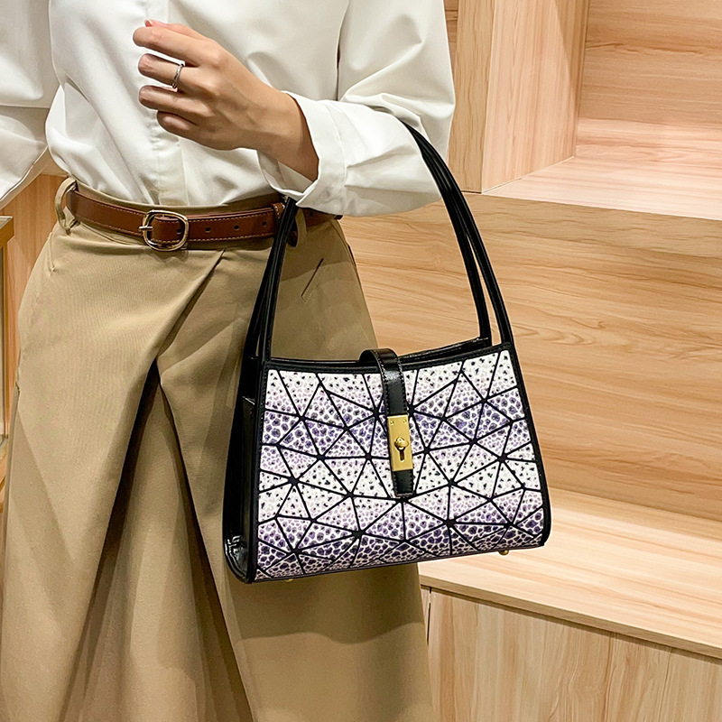 2025 new designer bag fashionable foreign style underarm bag shoulder messenger bag versatile small bag casual