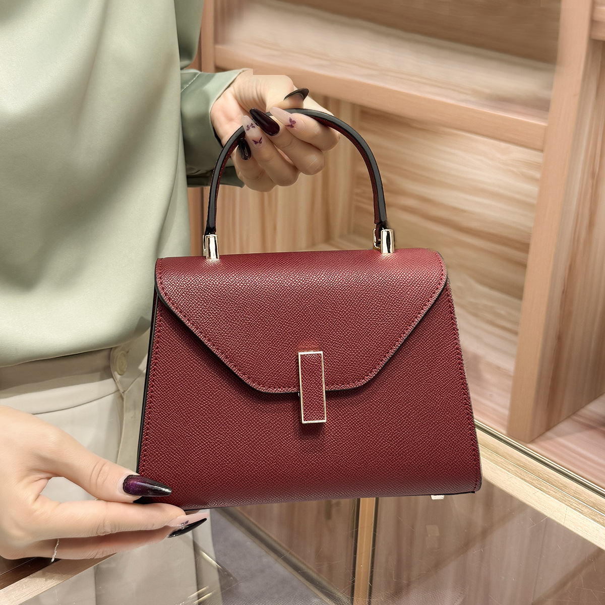 2025 new Designer bags niche same temperament portable women's bag shoulder messenger bag