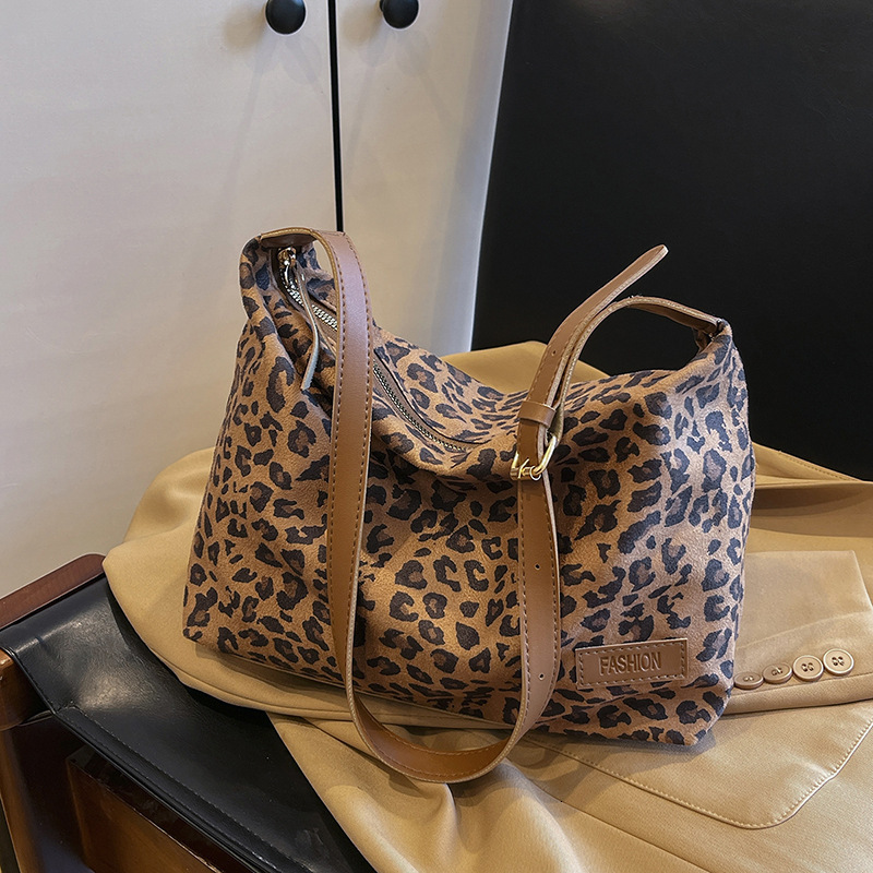 Retro matte bag, autumn new Bag style armpit bag, handbag, light luxury designer bag, large capacity leopard print women's shoulder bag, trendy s