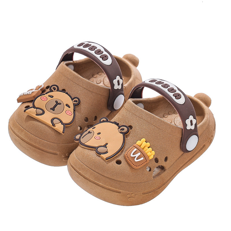 Summer new cute capybara children's shoes, anti slip outdoor sandals for boys and girls, closed toe beach shoes, fashionable and trendy shoes