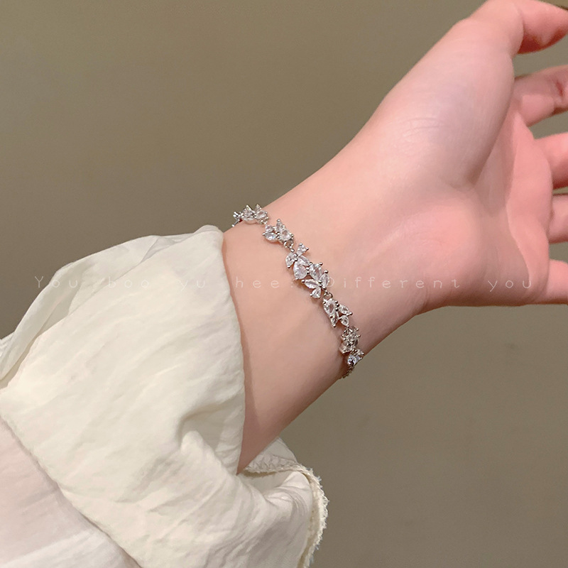 Silver - Toned Crystal Leaf - Shaped Necklace Delicate Daily & Elegant Jewelry Gift For Her High - Quality And Sparkling Accessory