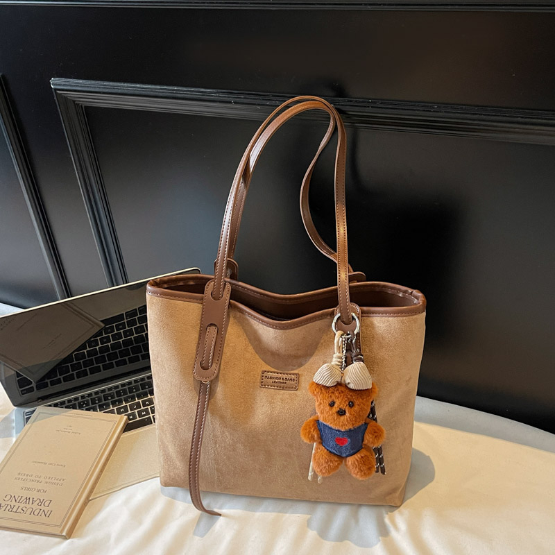 Winter new casual elegant large capacity shoulder bag, simple shopping commuting essential crossbody bag, student fashionable lightweight crossbody ba