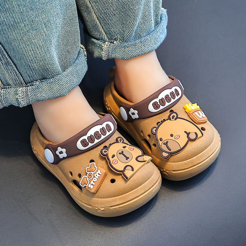 Summer new cute capybara children's shoes, anti slip outdoor sandals for boys and girls, closed toe beach shoes, fashionable and trendy shoes