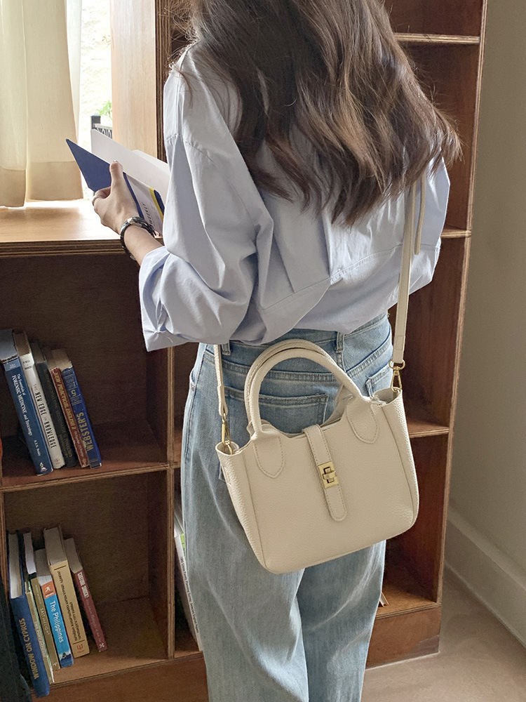 Women's new shoulder bag French style niche design retro style handbag autumn fashion bucket bag light luxury designer bag
