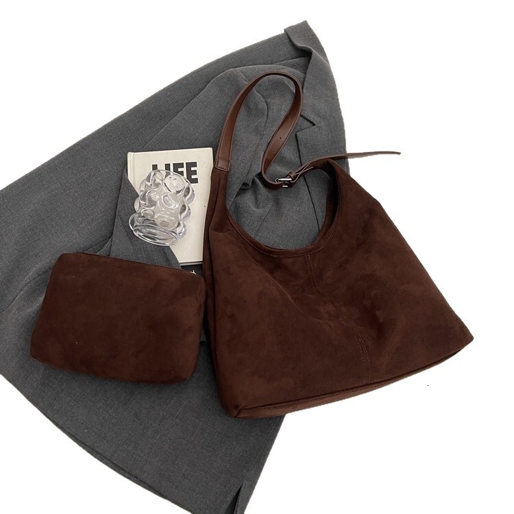 New suede large capacity armpit bag for women, trendy and versatile commuting retro mother and child bag, light luxury designer bag