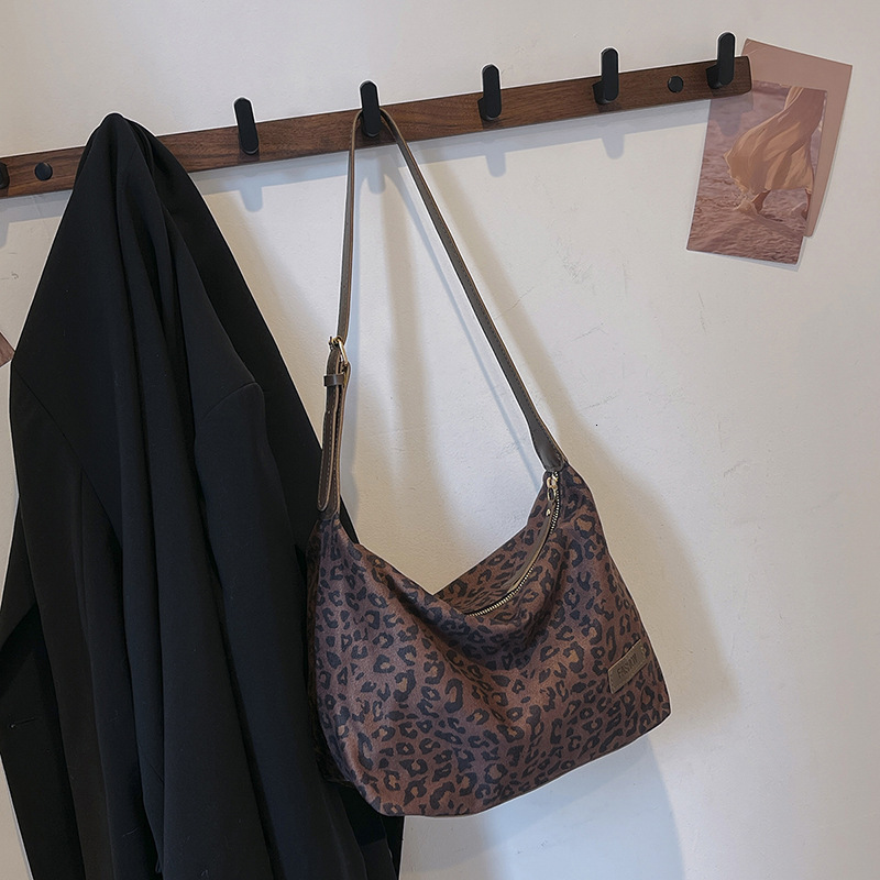 Retro matte bag, autumn new Bag style armpit bag, handbag, light luxury designer bag, large capacity leopard print women's shoulder bag, trendy s