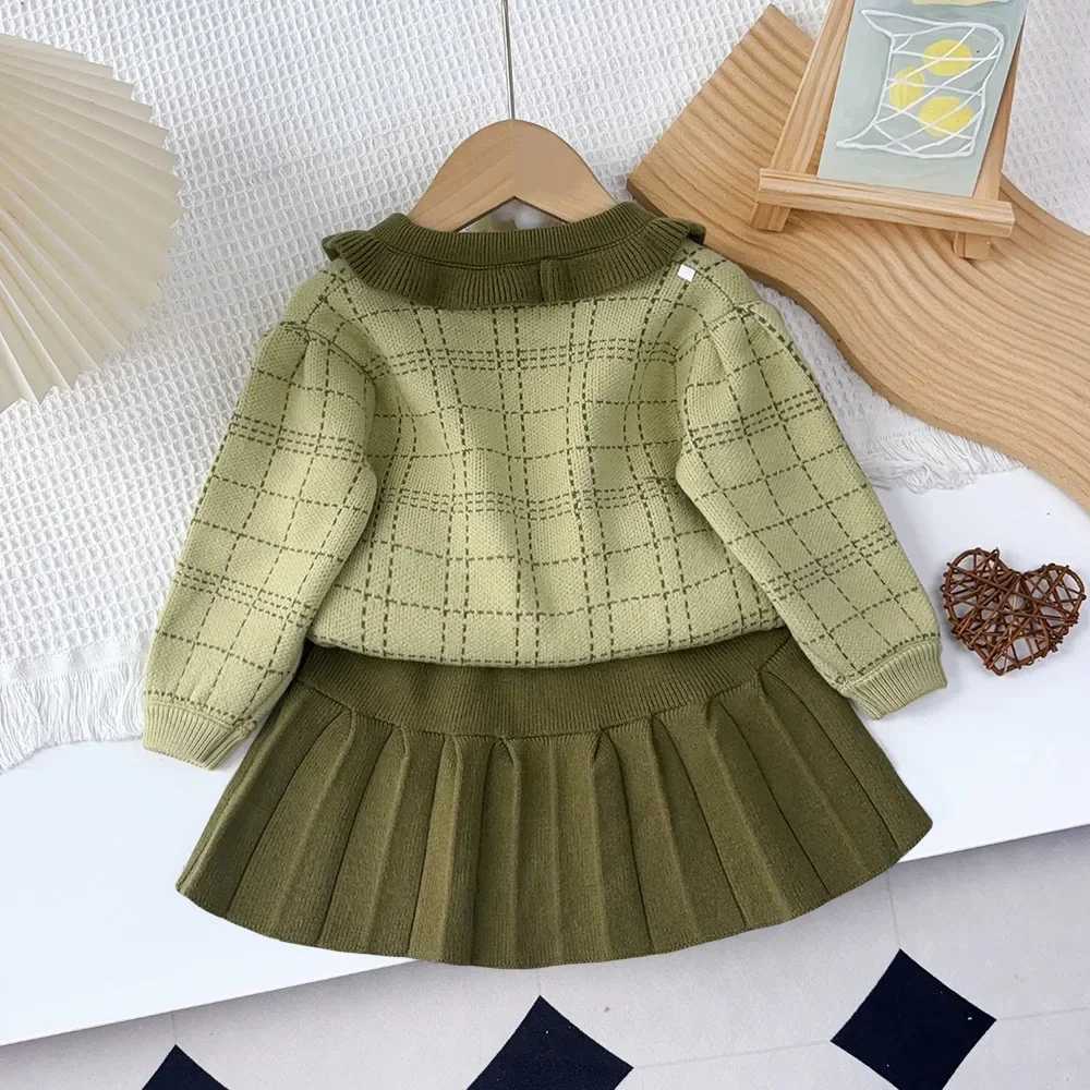 Winter Single Breasted Cardigan Top Cute Flower Girl Outfit Childrens Sets Green Plaid Lace Lapel Sweaterpleated Skirt Sets L250926NTHL