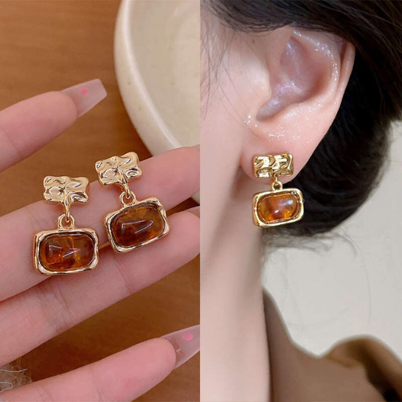 French Elegant Temperament Resin Square Niche Design High-end Earrings Light Versatile Ear Accessories