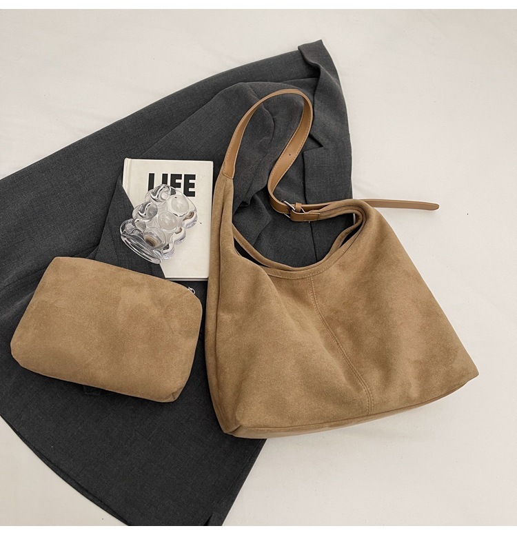 New suede large capacity armpit bag for women, trendy and versatile commuting retro mother and child bag, light luxury designer bag