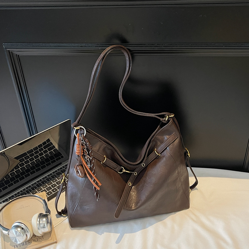 Casual, elegant, luxurious, large capacity women's shoulder bag, simple shopping, commuting essential crossbody bag, student fashionable, lightwe