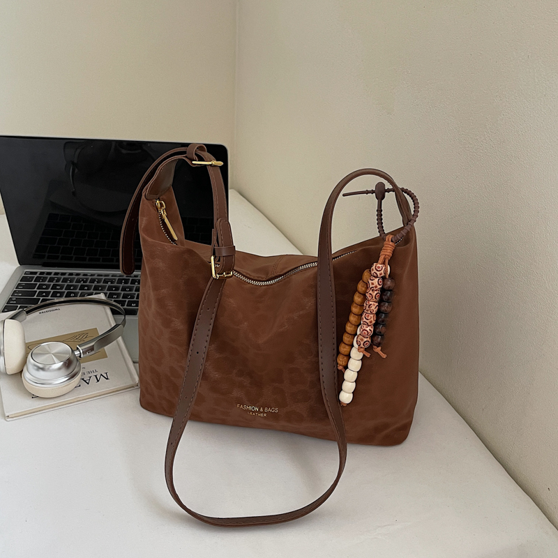 Casual, elegant, luxurious, large capacity fashionable shoulder bag for girls, simple shopping and commuting backpack, lightweight crossbody bag for s