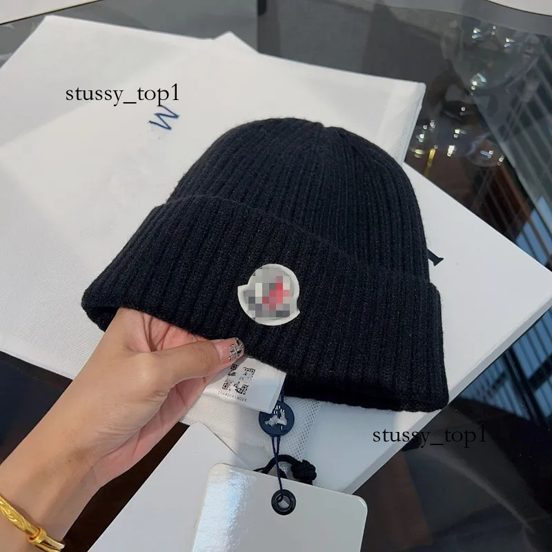 2025 Fashion Designer Monclef Beanie Mens And Womens Monclarer Puffer Beanie Fallwinter Thermal Knit Hat Ski Brand Bonnet High Quality Plaid Skull Hat Luxury Cdf