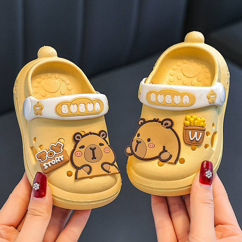 Summer new cute capybara children's shoes, anti slip outdoor sandals for boys and girls, closed toe beach shoes, fashionable and trendy shoes