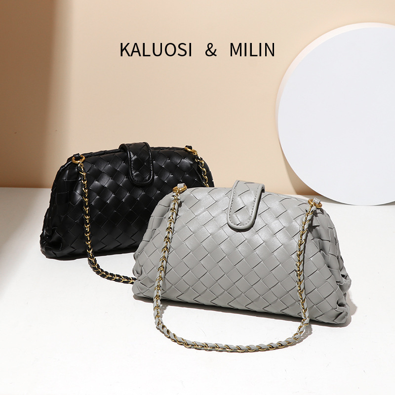 Fashionable Simple New Handbag for Women Handwoven Gold Chain Shoulder Underarm Cloud Clip Bag