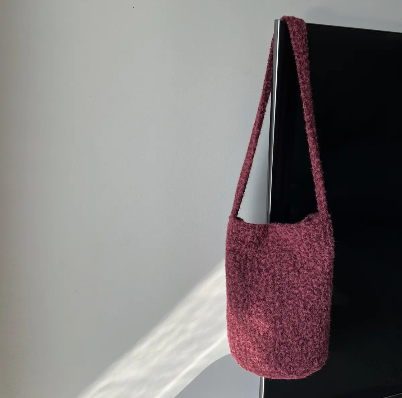 Autumn and Winter New Bucket Bag with Fluffy Design, Slant Body Wool Bag, Large Capacity, Simple Commuting, Bag Light Luxury Designer Bag