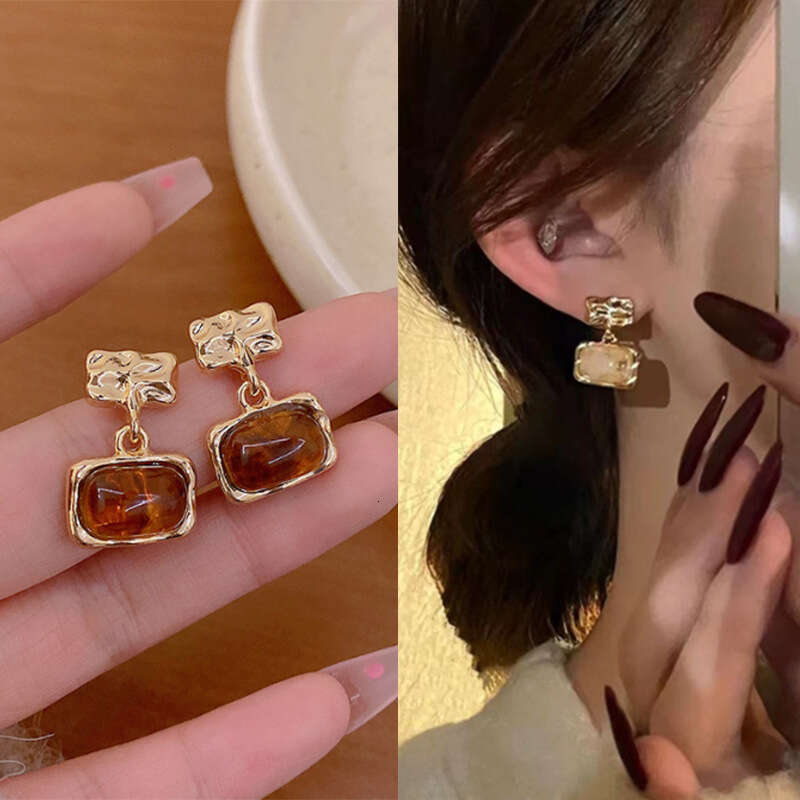 French Elegant Temperament Resin Square Niche Design High-end Earrings Light Versatile Ear Accessories