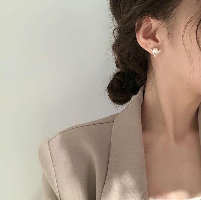 Delicate V-Shaped Pearl Inlaid Dia Stud Earrings for Women, Internet Celebrity Fashion, Simple and Elegant Earrings, Versatile Light Ear Jewelry