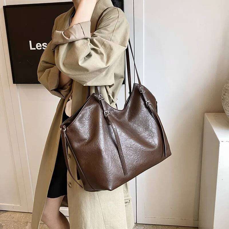Light retro large capacity tote women, new high-end feel, single shoulder crossbody bag for work and commuting