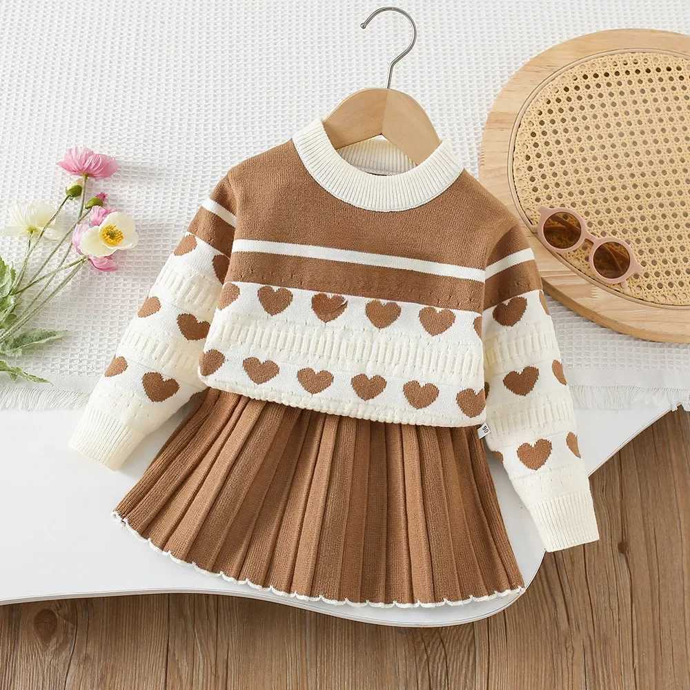 Bear Leader Autumn Fashion Knitted Girls Clothes Love Printed Long Sleeved TopPleated Skirt Winter College Style Childrens Set L250926NLUI