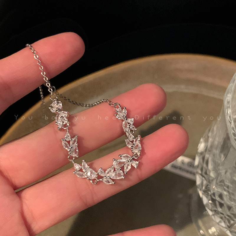 Silver - Toned Crystal Leaf - Shaped Necklace Delicate Daily & Elegant Jewelry Gift For Her High - Quality And Sparkling Accessory