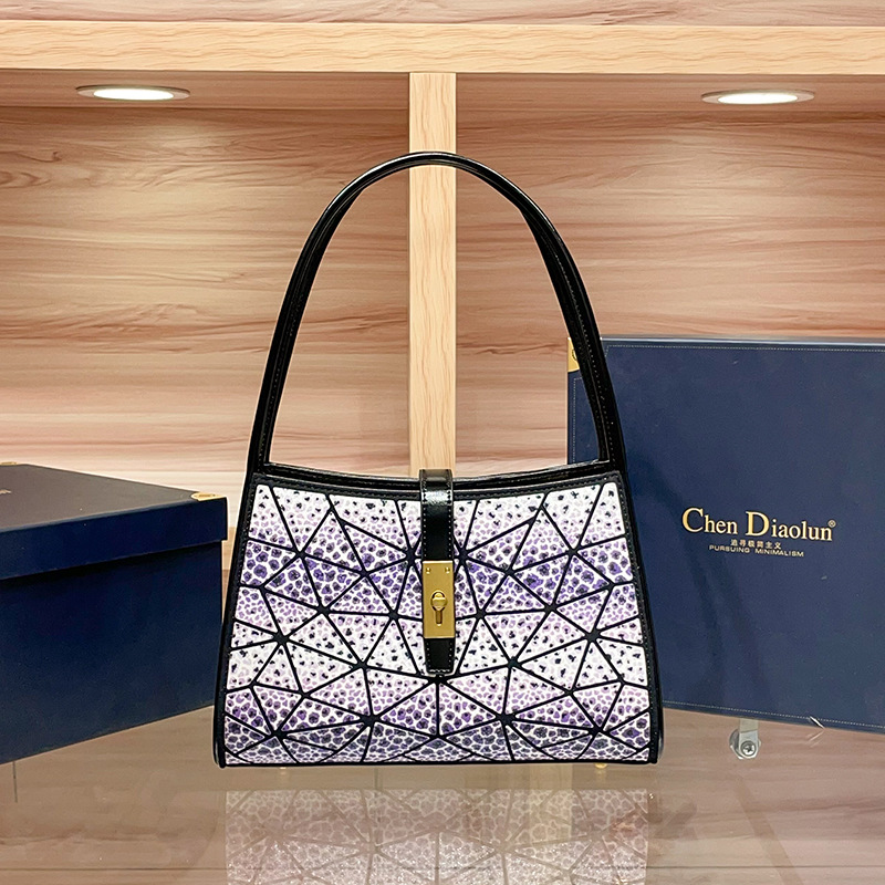 2025 new designer bag fashionable foreign style underarm bag shoulder messenger bag versatile small bag casual