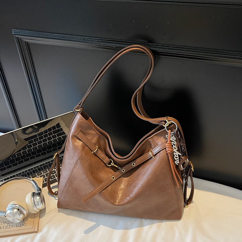 Casual, elegant, luxurious, large capacity women's shoulder bag, simple shopping, commuting essential crossbody bag, student fashionable, lightwe