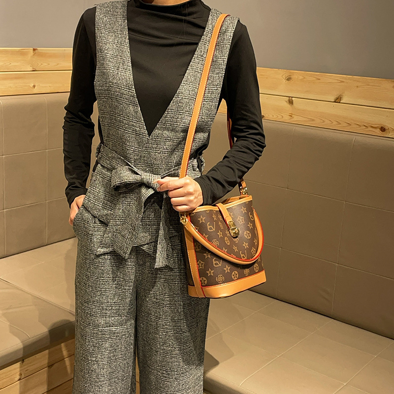 Designer bags2025 new product, new in the season, printed letter bucket bag, fashionable 100 shoulder and messenger bag women