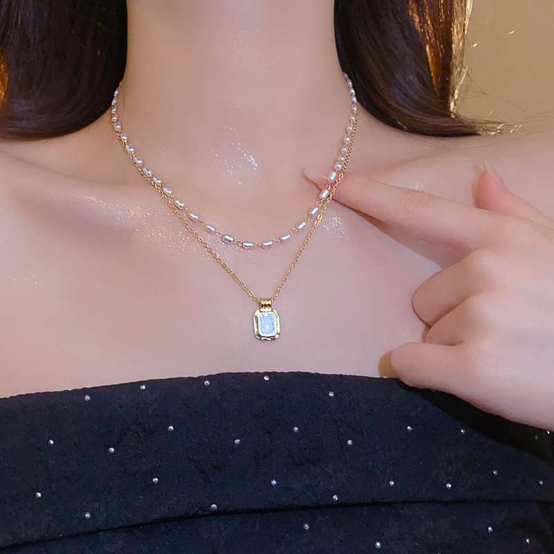 Gold - Toned Layered Necklace With Pearl Beads And Square Gem Pendant Delicate Daily & Elegant Jewelry Gift For Her High - Quality And Stylish Accesso