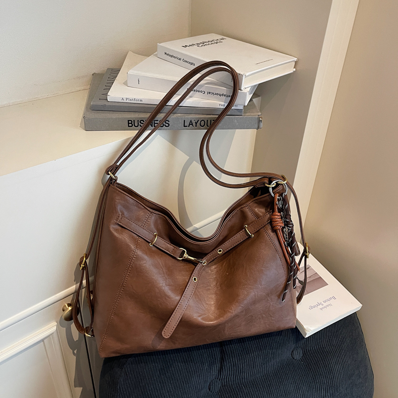 Casual, elegant, luxurious, large capacity women's shoulder bag, simple shopping, commuting essential crossbody bag, student fashionable, lightwe