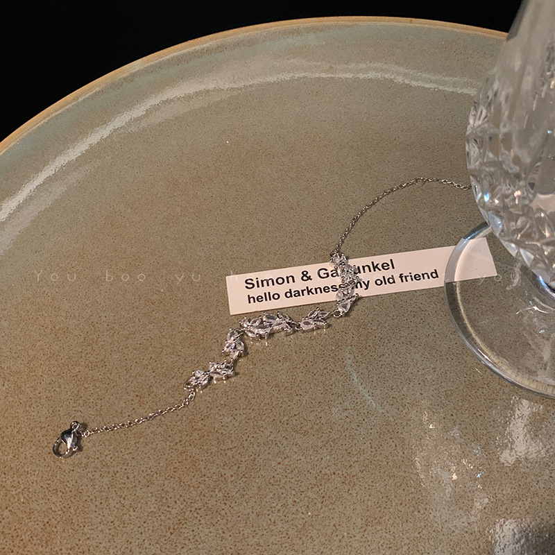 Silver - Toned Crystal Leaf - Shaped Necklace Delicate Daily & Elegant Jewelry Gift For Her High - Quality And Sparkling Accessory