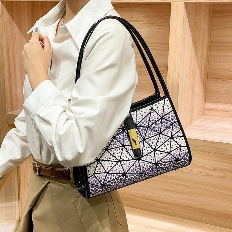 2025 new designer bag fashionable foreign style underarm bag shoulder messenger bag versatile small bag casual
