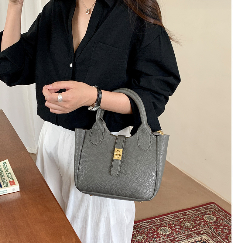 Women's new shoulder bag French style niche design retro style handbag autumn fashion bucket bag light luxury designer bag