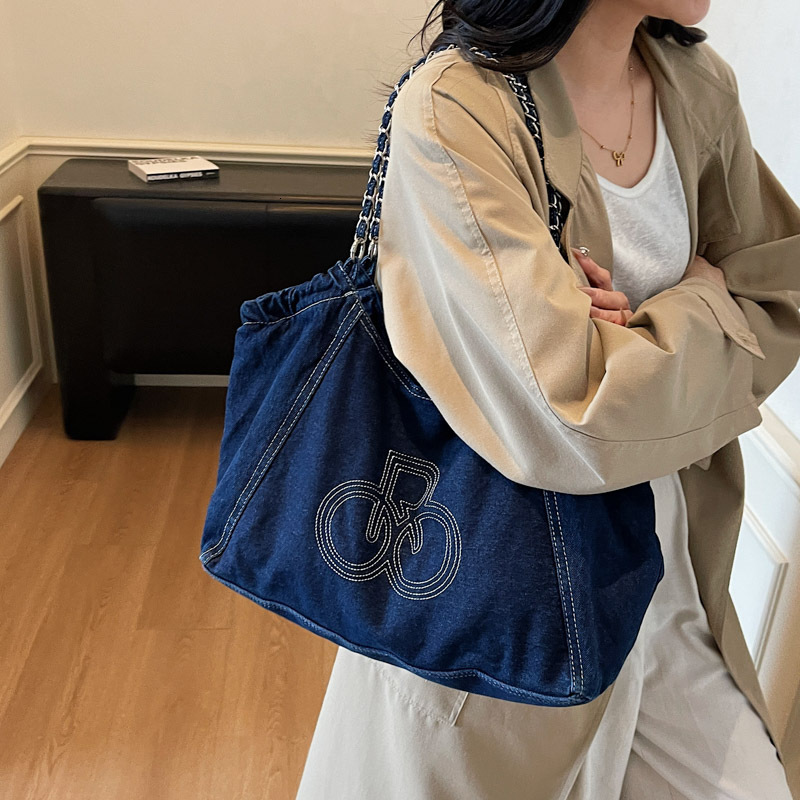 Loose denim large bag women s new fashionable large capacity handbag autumn and winter chain armpit bag designer bag Luxury bag women s shoulder bag D