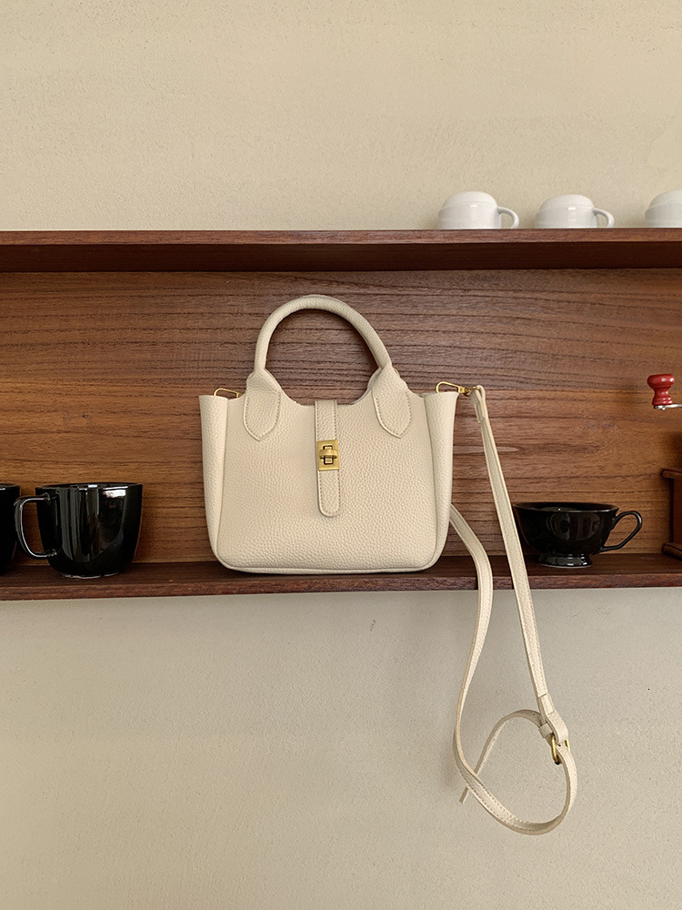 Women's new shoulder bag French style niche design retro style handbag autumn fashion bucket bag light luxury designer bag