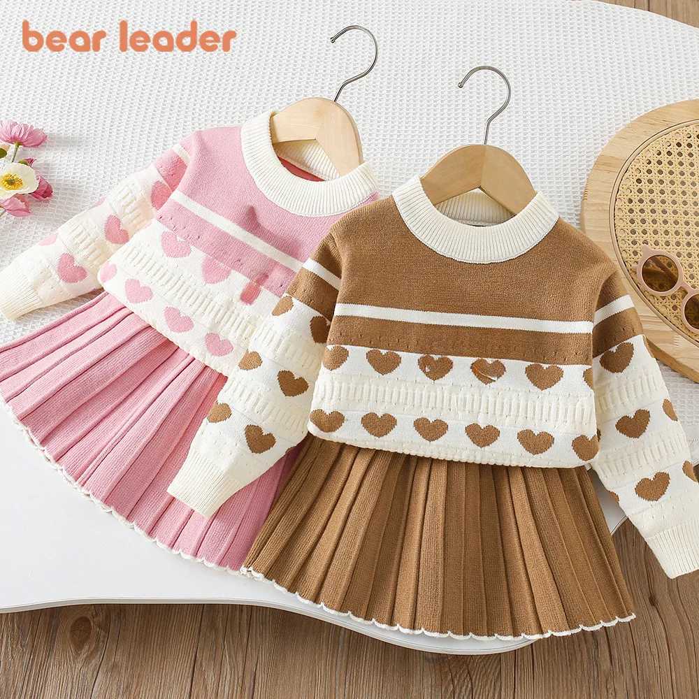 Bear Leader Autumn Fashion Knitted Girls Clothes Love Printed Long Sleeved TopPleated Skirt Winter College Style Childrens Set L250926NLUI