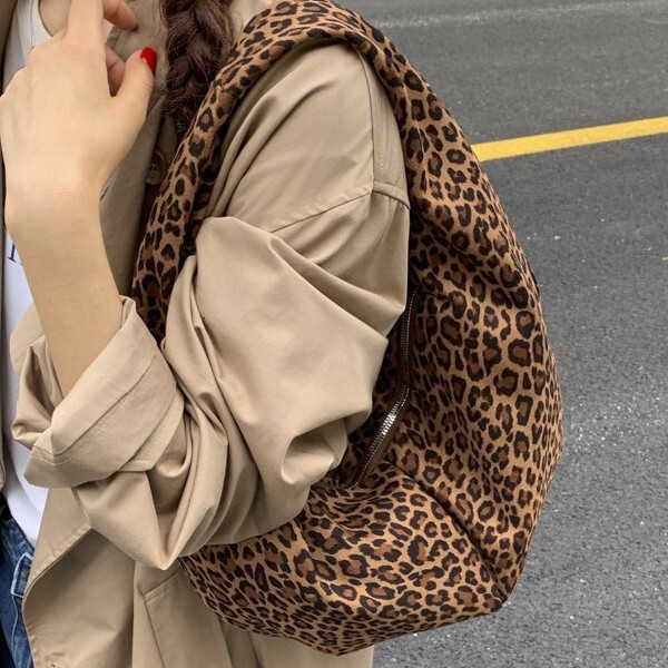 Korean style suede half moon shaped women s armpit bag autumn and winter new style suede retro simple Luxury bag pleated handbag designer bag Designer