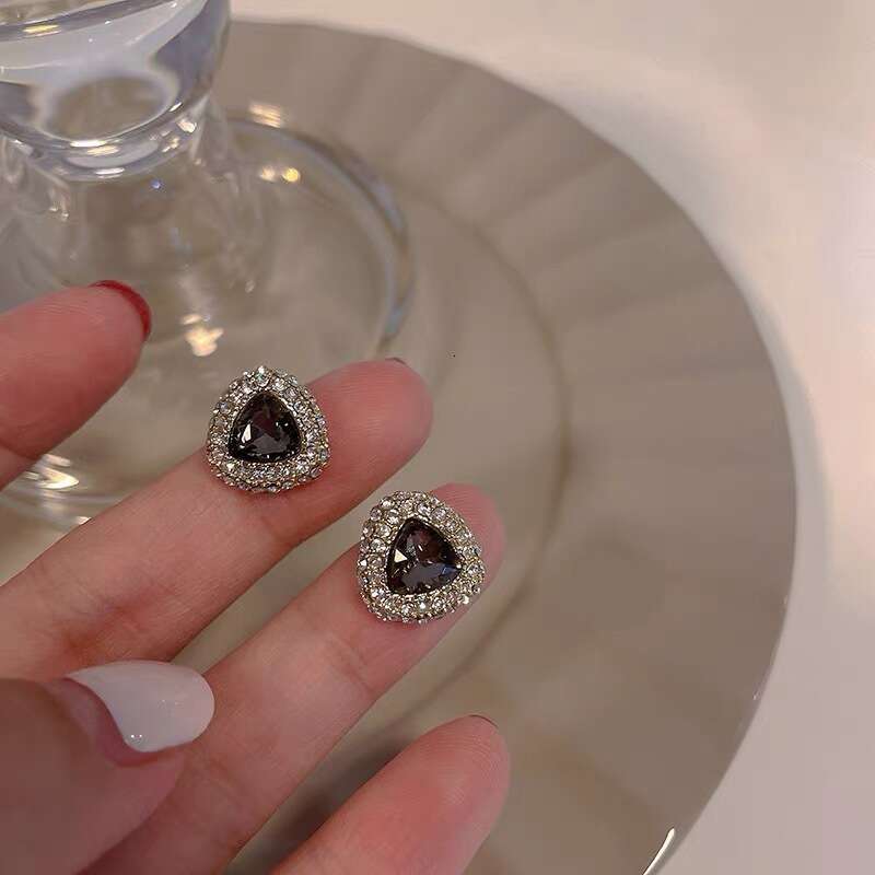 Black Zircon Earrings for Women, Autumn and Winter Versatile Earrings, Women's Ear Accessories, Niche Light , Simple Design with a Sense of Sophi