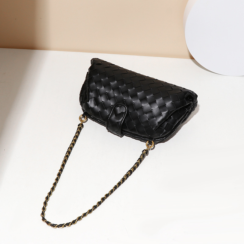 Fashionable Simple New Handbag for Women Handwoven Gold Chain Shoulder Underarm Cloud Clip Bag