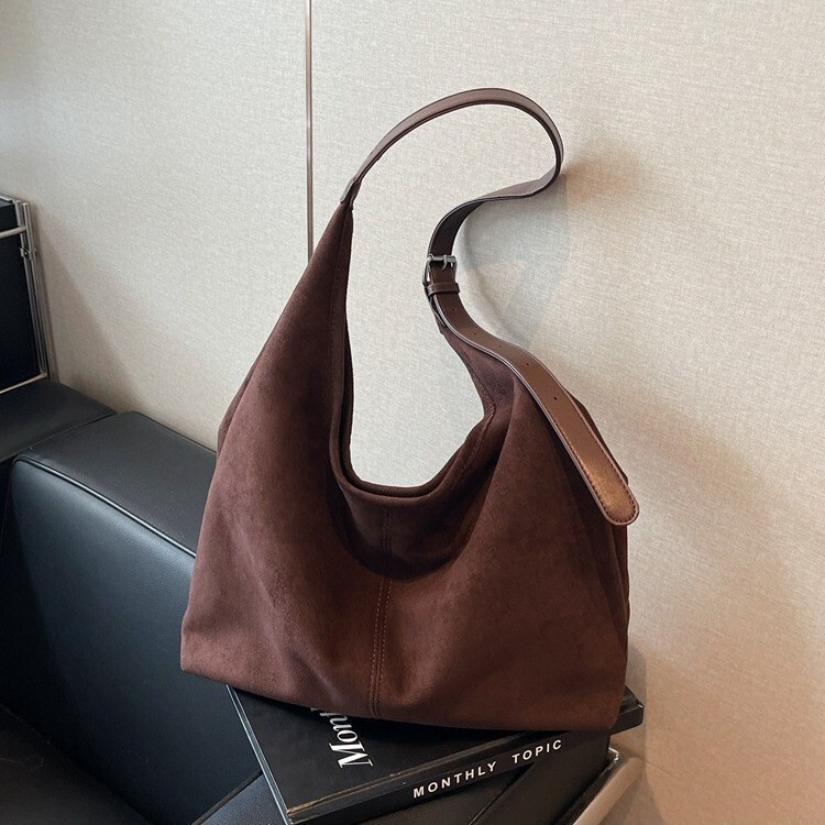 New suede large capacity armpit bag for women, trendy and versatile commuting retro mother and child bag, light luxury designer bag