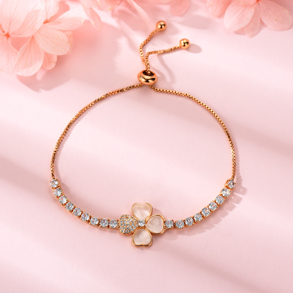 Small Square Dia Heart Flower Bracelet for Women, Light Style, Niche Design, High-End Simple Versatile Exquisite New Jewelry