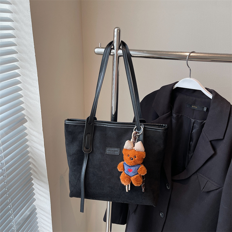 Winter new casual elegant large capacity shoulder bag, simple shopping commuting essential crossbody bag, student fashionable lightweight crossbody ba