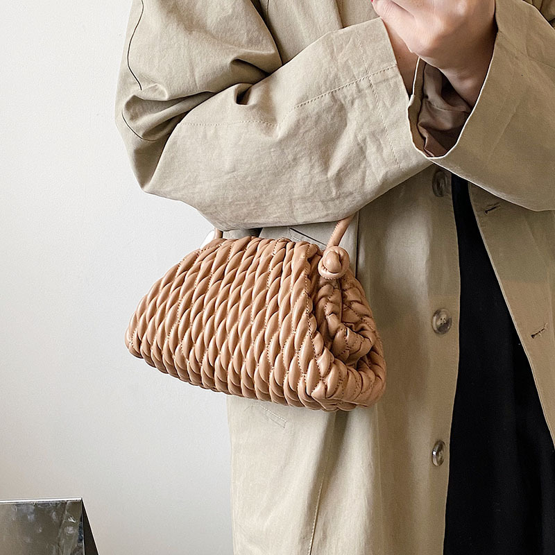 New French fashion autumn women's shoulder bag with niche Bag design, trendy style, retro minimalist handbag, light luxury designer bag